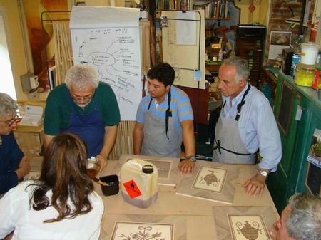 il maestro Carlo Ferrari e gli allievi nel corso di restauro del mobile antico-artedelrestauro.it